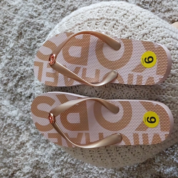 MICHAEL KORS FLIP FLOPS SANDALS SIZE 9M - Picture 4 of 5